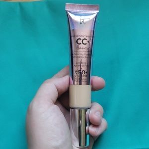 ♥️New♥️ It Cosmetics CC Cream Illumination in Medium